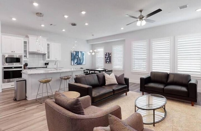Spacious townhouse w/attached garage