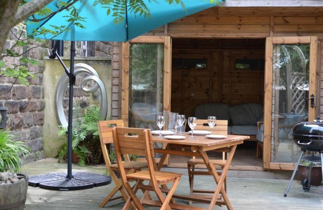 Spacious Victorian Townhouse near HCC with off street parking