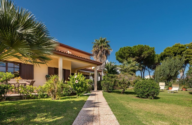 Spacious Villa Ro with Sea View, Mountain View, Wi-Fi, Balcony