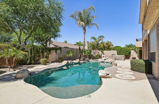 Spacious Villa w/Heated Pool & Jacuzzi Sleeps 14