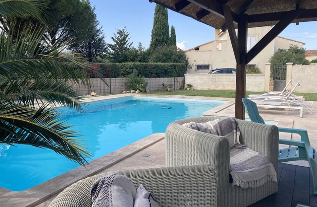Spacious villa with large air-conditioned pool courtyard electric gate
