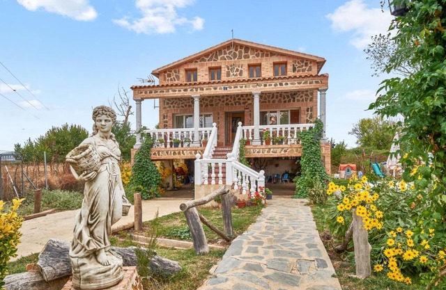 Spacious villa with pool in Porzuna - 90 m² and mountain view