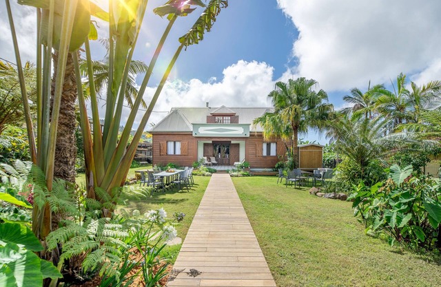 Spacious villa with garden, fireplace, and pool table, 5 bedrooms for 10 people.