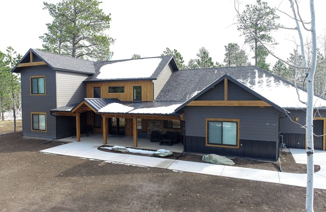 Spacious Zero-Entry 3400 Sq. Ft. Lodge on 2 Acres w/Clubhouse Access!