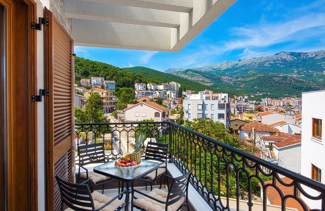 Spaska Lux 2-bedroom Apt w/ balcony + parking #202
