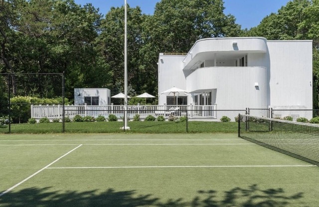 Spectacular East Hampton with private tennis court and pool