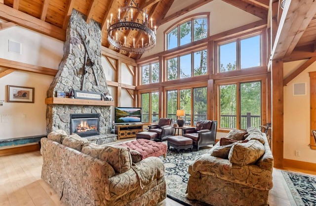 Spectacular home close to slopes, private hot tub,