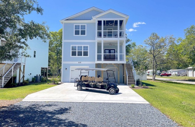Spectacular home with Pool, New 8 seater Golf Cart, elevator, with easy access to beach