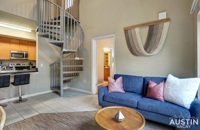 Spectacular Location West Campus Apt for 8 plus Loft