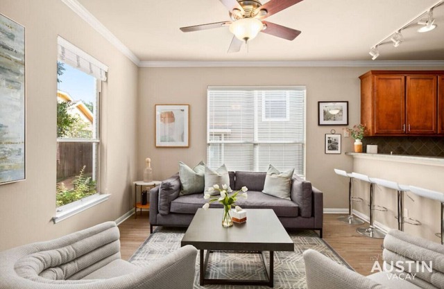 Spectacular Neighborhood! Spacious House and Yard