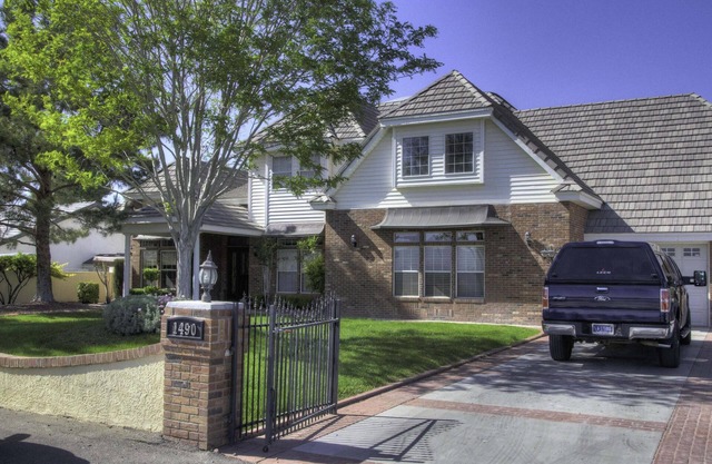 Spectacular Retreat, Close to Prairie Fire, On The Golf Course With Large Pool