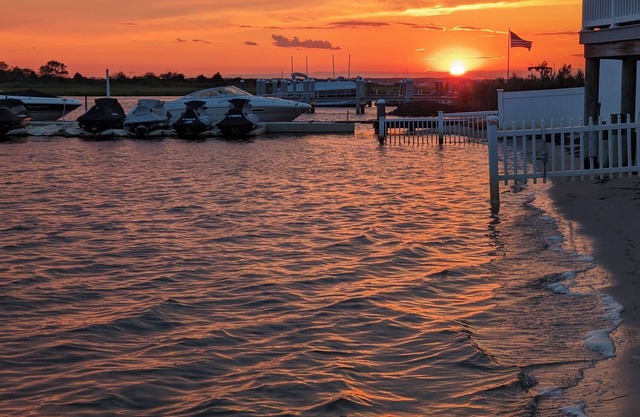 SPECTACULAR VIEWS & AMAZING SUNSETS at this unique SSH/Ortley waterfront rental