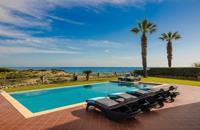 Spectacular villa with pool in front of the sea!