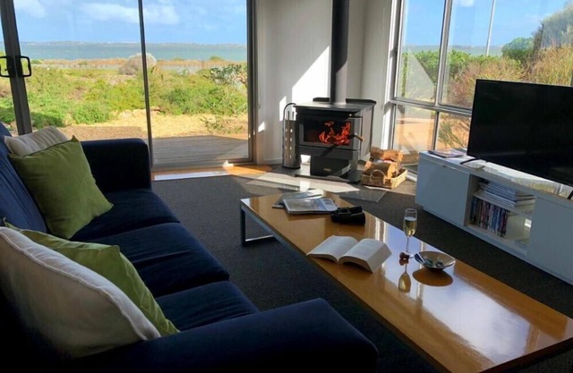 Spectacular water views, wood fire, kayaks, bikes.