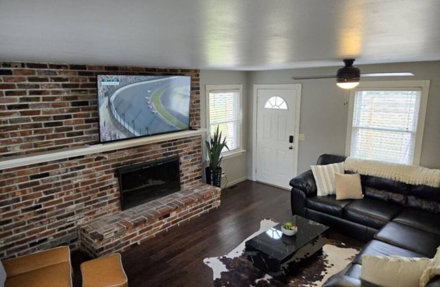 Speedway Large Home- 4 bed/2 bath walking distance to Motor Speedway.