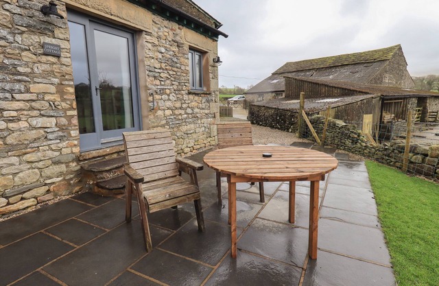 SPEIGHT COTTAGE, pet friendly, with hot tub in Sedbergh