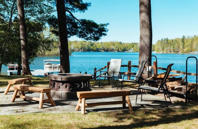 Spider Lakefront Balcony | Bonfires | 10mi to TC