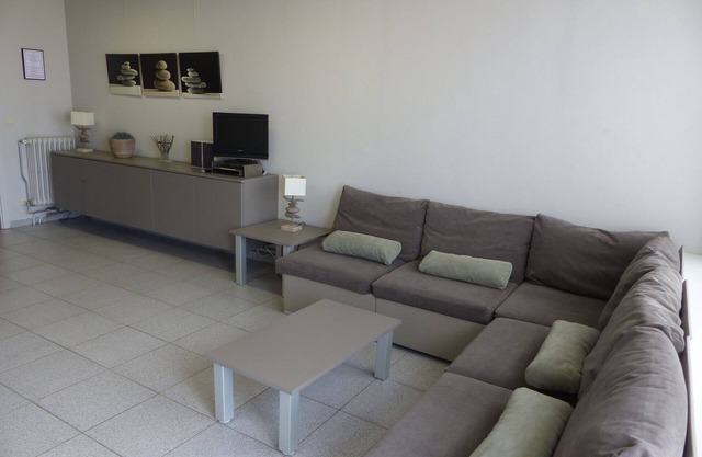 Splendid 2 bedroom apt on the seafront.