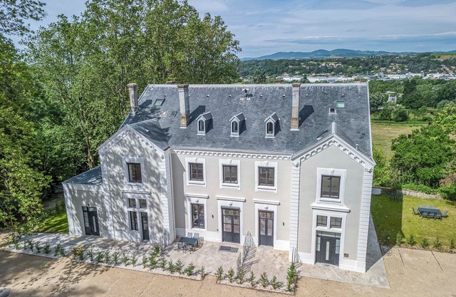 Splendid Castle inside an Impressive Estate only15min from Lyon