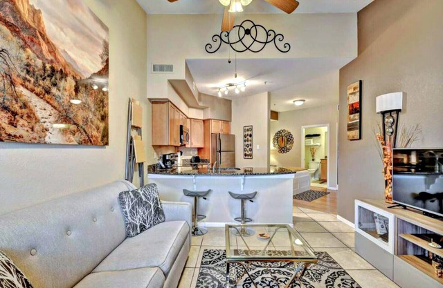 Splendid, Tastful, And Fully Furnished Condo On Lake Travis Island Villa!