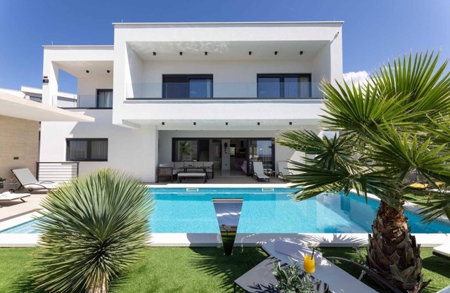 Splendid Villa Golden Shine