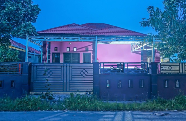 SPOT ON 92466 Adam Kost SyariahNearWisata Jembatan Barito