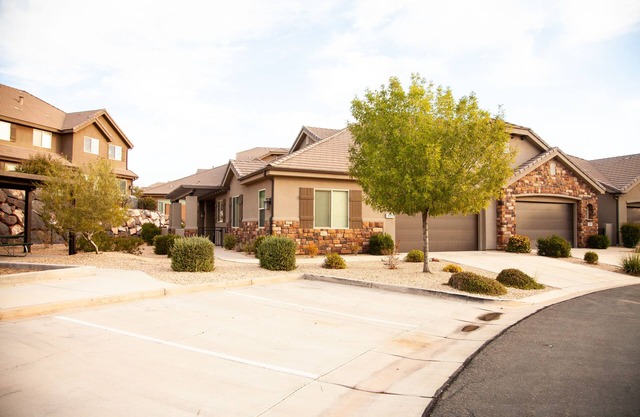 SPOTLESS, Booking for SUMMER AND FALL 3bdrm 2bth ONE LEVEL Great location!