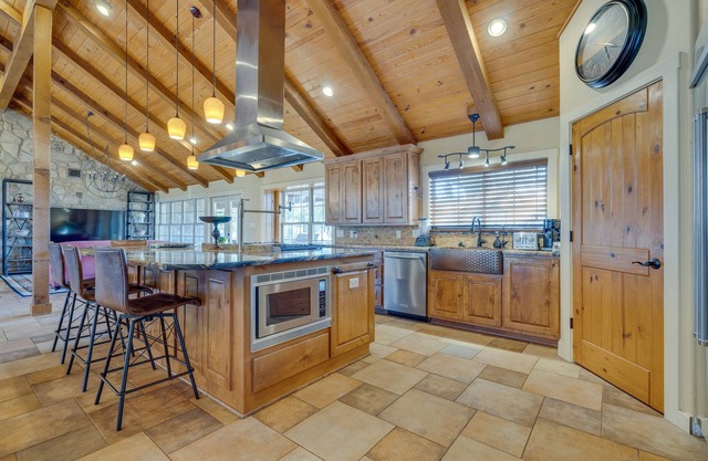Sprawling Leander Home w/Game Room!