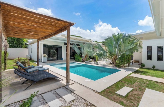 Sprawling Modern Property with a Tranquil Outdoor Living Space, swimming pool, a