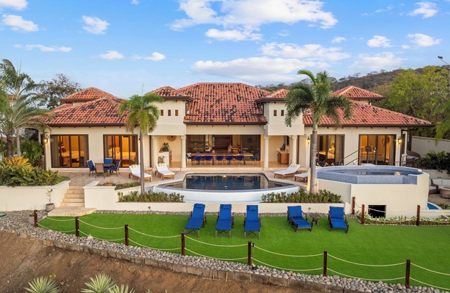 Sprawling Villa - Ocean View Pool & Hot Tub