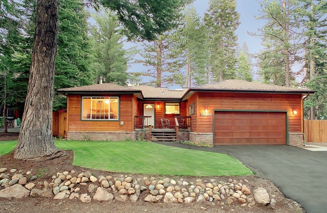 Spring Deals! Large fenced yard with Hot Tub, Serene and quiet.