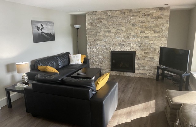 Sproat Lake Waterfront House, Sleeps 11