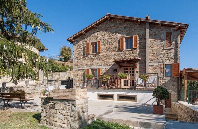 Spruce house with swimming pool between Florence and Arezzo