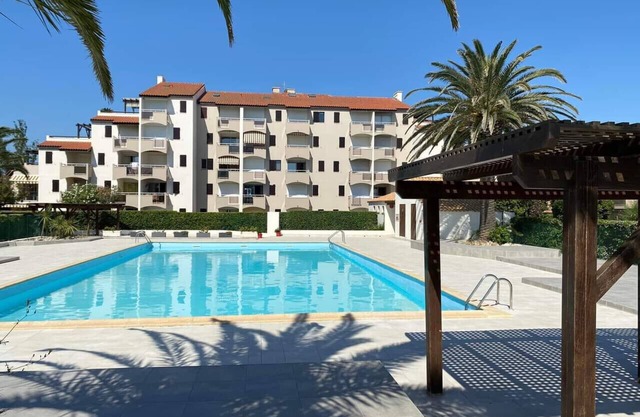 St Cyprien studio cabin with terrace and swimming pool