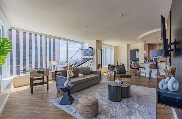 Stadium District Apt| Pool,Gym,Balcony,Parking,WD