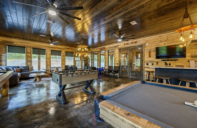 Stallion | Sleeps 40 | EV Outlet | Creekside | Gameroom | Playset