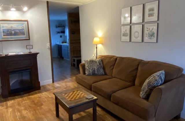 Standalone Carriage House, 2 BR, 4 Guests, less than one mile from I-57