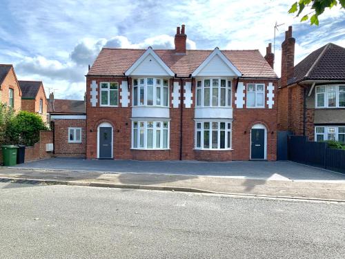 Stanley Park House Peterborough - 3 bed, 3 bathroom, parking, garden