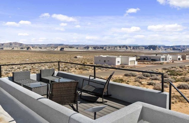Stargazer - Rooftop Deck, Hot Tub and Telescope