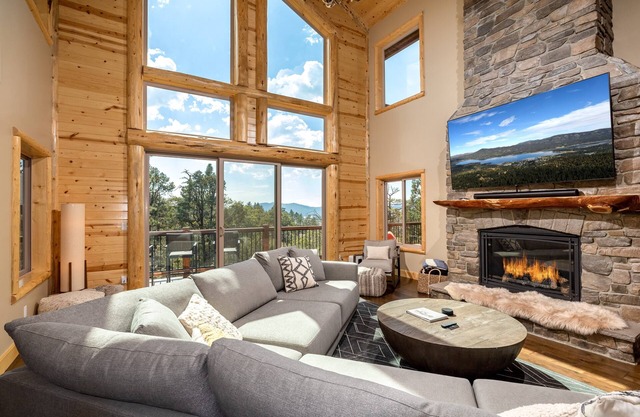 Starlight Chalet. Firework Views. Renovated Backyard at This Beautiful Home in Castle Glen Estates.