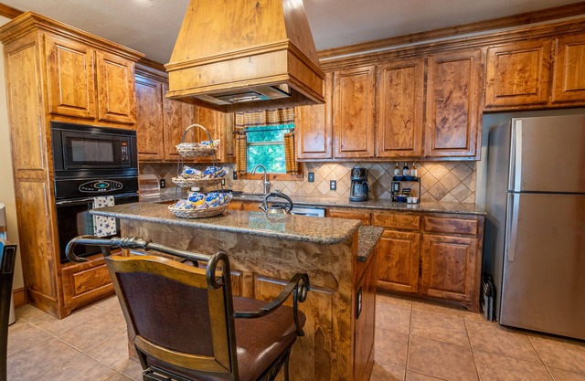 Stars on the Water: 2 king beds; walk to water; game room; wet bar; marina close