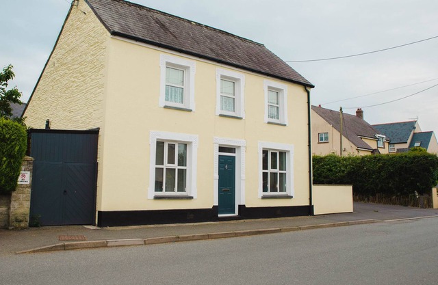 STATION HALL, pet friendly, country holiday cottage in Cilgerran