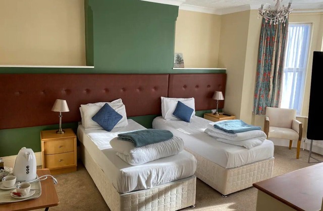 Station Road - Contemporary 1bedroom Flat with 3 single beds & ensuite bath