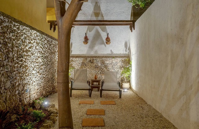 Stay 3 blocks to Santa Lucia and steps from English Library