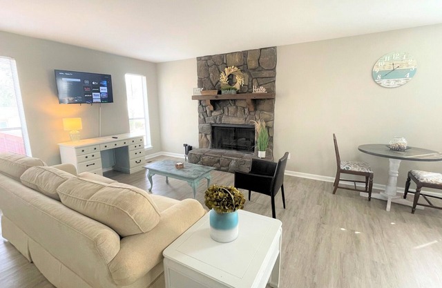 Stay at Old Farm - Remodeled & 14 min to DT