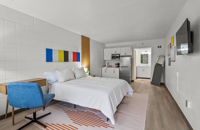 Stay Downtown, Free Gated Parking, Renovated Studio! 523
