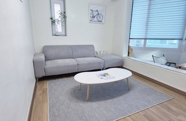 Stay in a sunny,clean,and spacious 5-bedroom house.