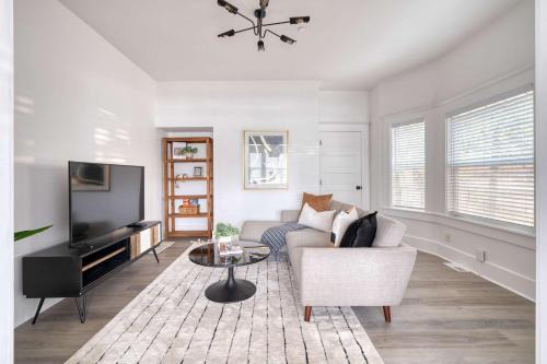 Stay Portland - Soul District Mansion - Food Carts & Local Shops