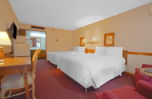 Stay Queen Room, Parking Included, Pet Friendly, Near Joe’s