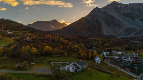 Stay where the mountains begin